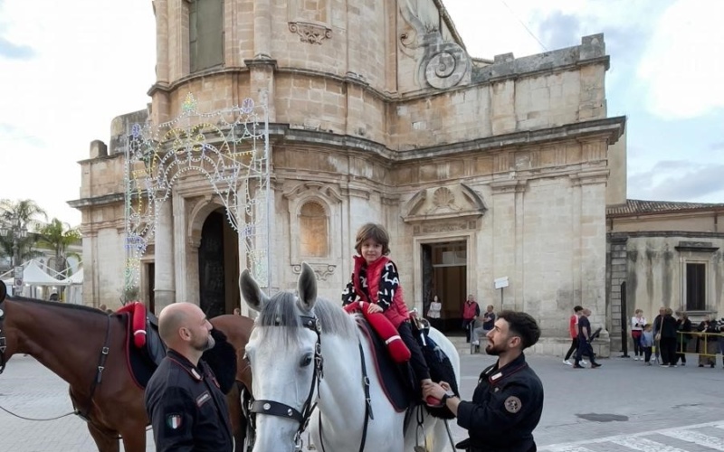 Ascensione floridiana, “battesimo della sella” offerto ai bambini dal 4° reggimento dei carabinieri a cavallo