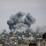 Israele bombarda Rafah. Hamas: “Gli attacchi al valico ostacolano l’accordo”