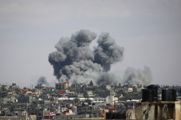 Israele bombarda Rafah. Hamas: “Gli attacchi al valico ostacolano l’accordo”