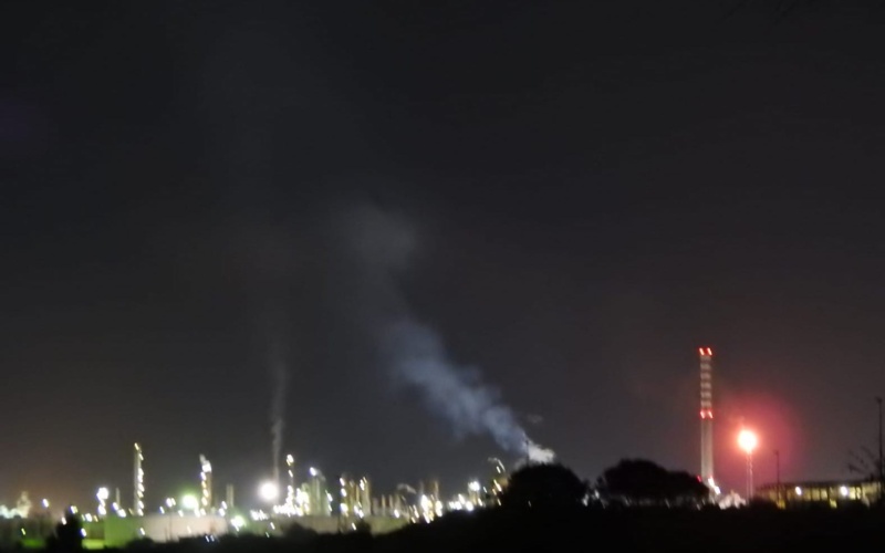 Inquinamento dell’aria: ci sono industrie che di giorno rispettano le regole ma durante la notte scaricano veleni