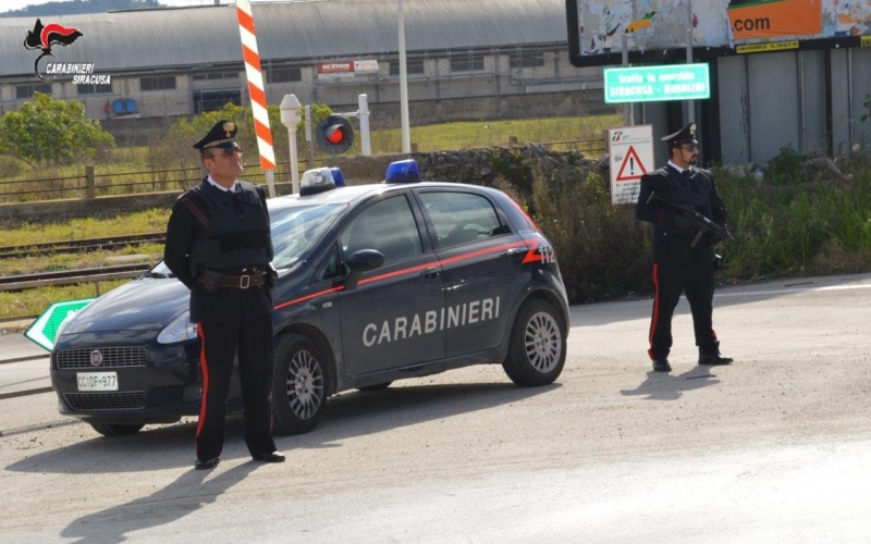 Rosolini, si introduce nel negozio attraverso un buco scavato nel muro: arrestato 42enne