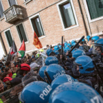 La protesta a Roma – Tensione al corteo degli studenti ‘Una ragazza ferita alla testa’, due poliziotti rimasti contusi