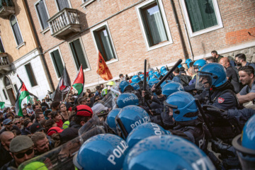 La protesta a Roma – Tensione al corteo degli studenti ‘Una ragazza ferita alla testa’, due poliziotti rimasti contusi