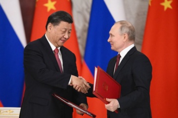 Putin in Piazza Tienanmen, calorosa stretta di mano con Xi