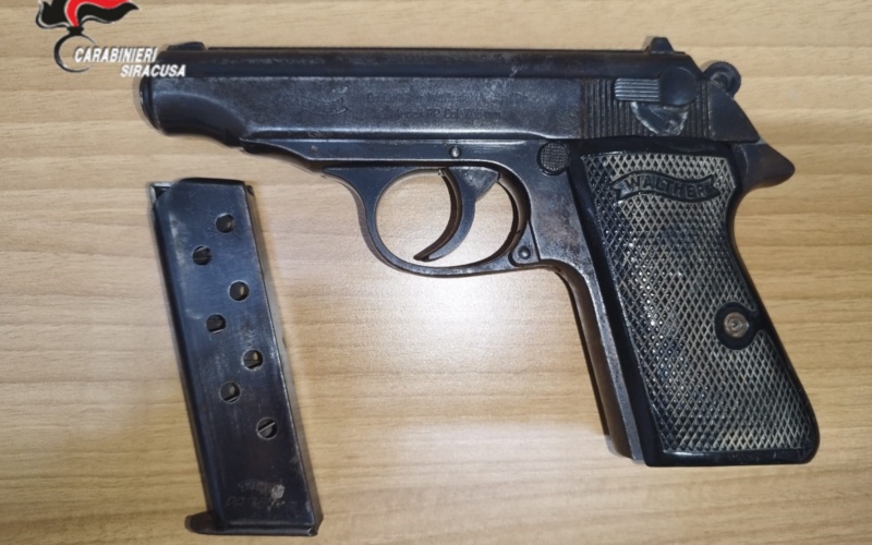 Avola,  a spasso con la pistola  sotto il sellino dello scooter e altre 100 grammi di droga: arrestato 29enne