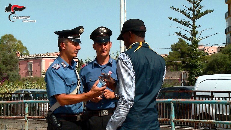 Caldo da bollino rosso, i carabinieri aiutano i cittadini in difficoltà