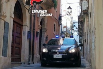 Ortigia, tenta furto in appartamento e si lancia dal balcone: denunciato