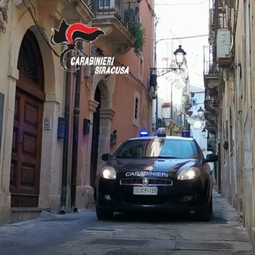 Ortigia, tenta furto in appartamento e si lancia dal balcone: denunciato