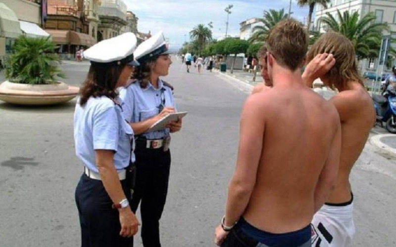 Turista passeggia nudo su scogli a Favignana, 10 mila euro di multa