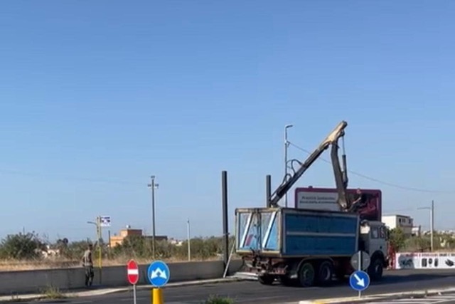 Al via le operazioni di rimozione dei cartelloni pubblicitari abusivi non autorizzati