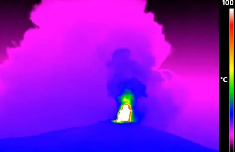 Etna, fontana di lava e nube di cenere alta 5 km