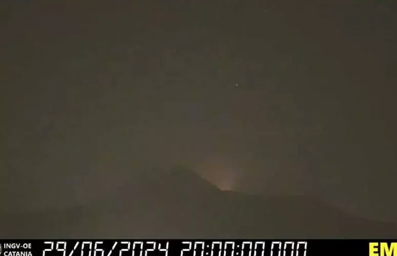 Ingv, colata intracraterica nella zona sommitale dell’Etna