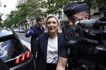 L’ora della verità – In Francia oggi i ballottaggi Parigi blindata, in campo 30mila agenti per la serata del voto