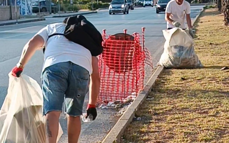 Cinque volenterosi cittadini di Siracusa ripuliscono viale Santa Panagia