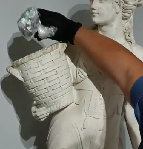 Siracusa, ai domiciliari per spaccio, viene sorpreso con 50 grammi di droga nascosti in una statua: in galera un 33enne