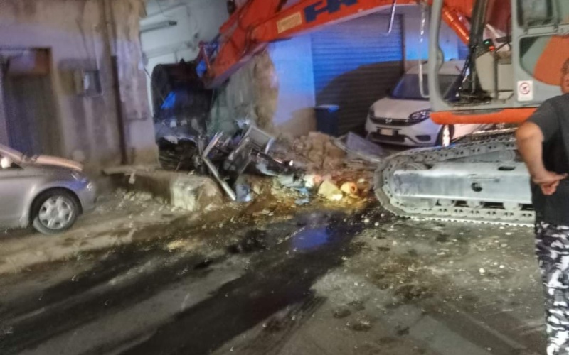 Rapina all’ufficio postale di Roccazzo, con un escavatore staccano il bancomat dalla parete