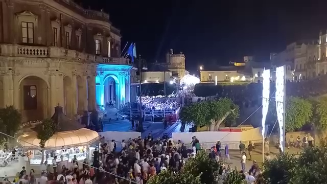 Troppa gente, salta a Noto il tributo a Morricone -Video