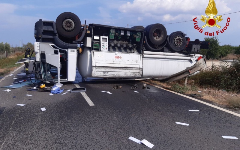 Autocisterna si ribalta sulla statale 192 a Belpasso nel catanese: autista ferito e traffico in tilt