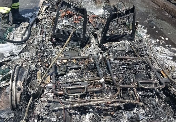 I Vigili del Fuoco intervengono per incendio autovettura in viale Mediterraneo a Catania