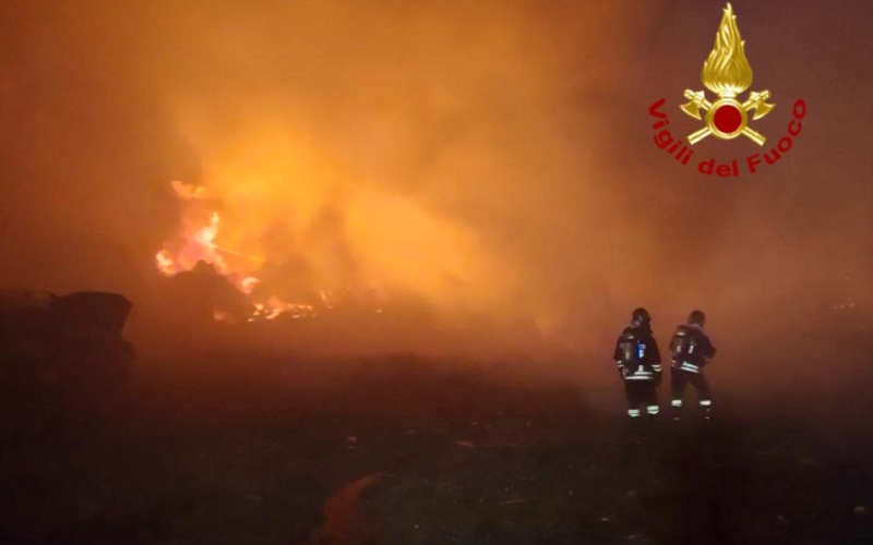 Vasto incendio in periferia Catania, fiamme minacciano cimitero – Foto