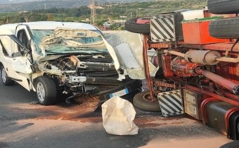A18 – Furgone contro camion, una vittima