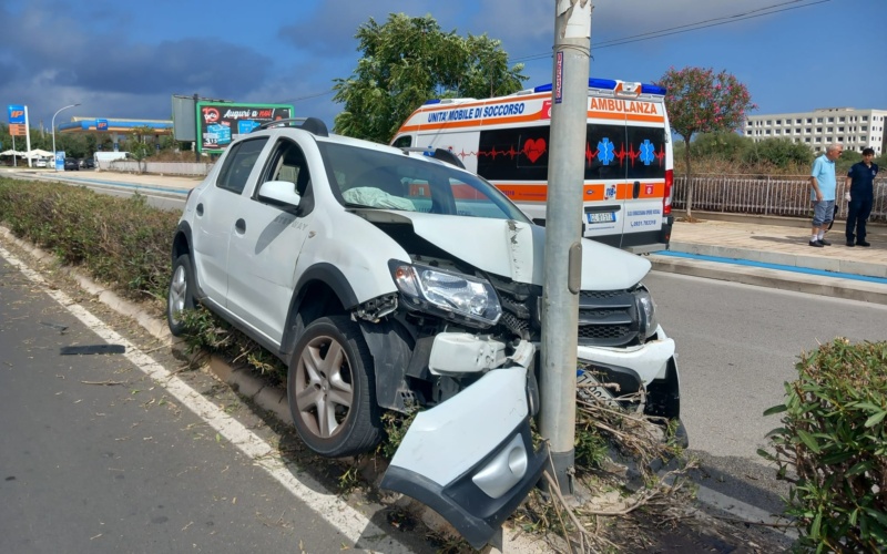 Siracusa – Viale Scala Greca, auto contro un palo dell’illuminazione