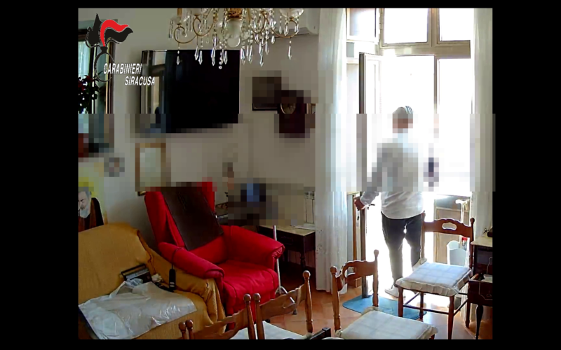 Siracusa, si fingevano Carabinieri e truffavano  anziani: arrestati una coppia di catanesi – Video