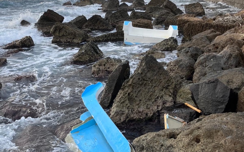 Siracusa, inerzia istituzionale: barca in vetroresina distrutta sugli scogli di Ortigia, frammenti dispersi in mare”