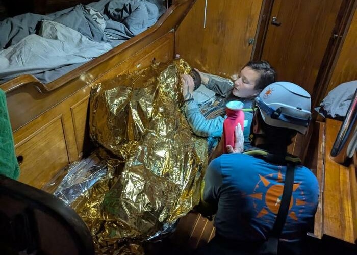 Salvata bambina aggrappata a due salvagenti in mare