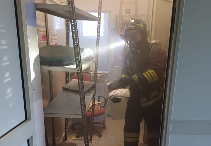 Siracusa, incendio all’ufficio casa