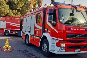 Vergogna al Cep di Palermo: Vigili del Fuoco accerchiati e derubati durante lo spegnimento di un incendio
