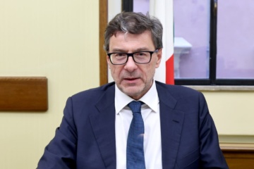 Manovra 2027, Giorgetti da Bangkok conferma la tassa sulle banche: «Contributo sostenibile, non morirà nessuno»
