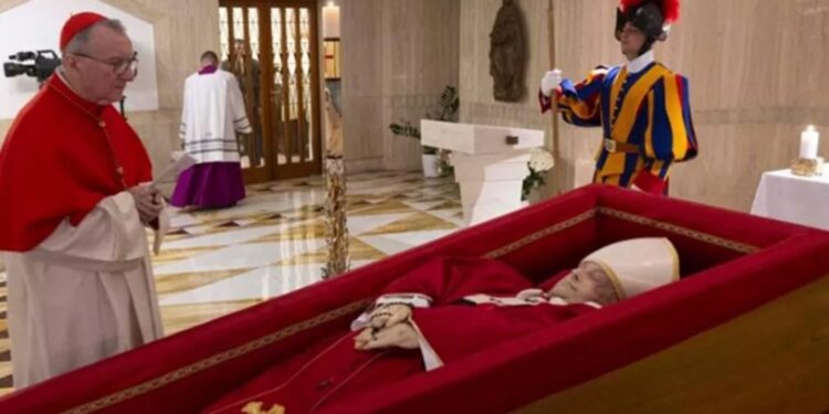 Le prime immagini della salma di papa Francesco