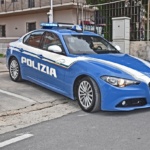 Minaccia di lanciarsi nel vuoto: donna salvata dai poliziotti