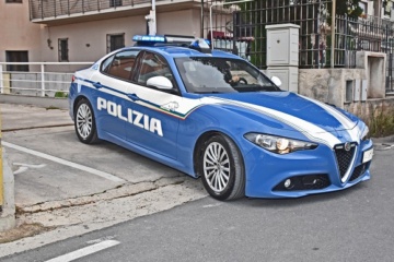 Minaccia di lanciarsi nel vuoto: donna salvata dai poliziotti