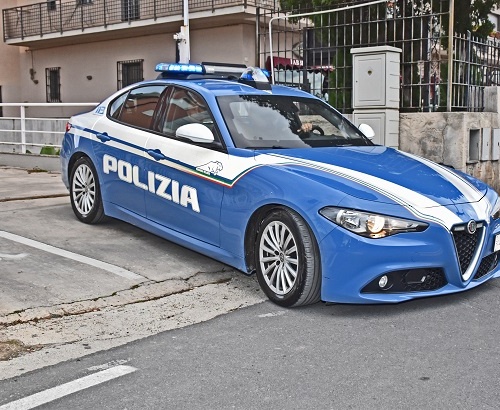 Minaccia di lanciarsi nel vuoto: donna salvata dai poliziotti