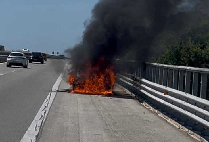 Auto in fiamme sulla Siracusa-Gela