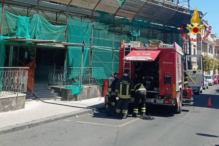 Incendio in abitazione ad Acireale: intervento dei Vigili del Fuoco