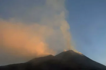 Etna, cenere dai crateri: scatta l’allerta arancione