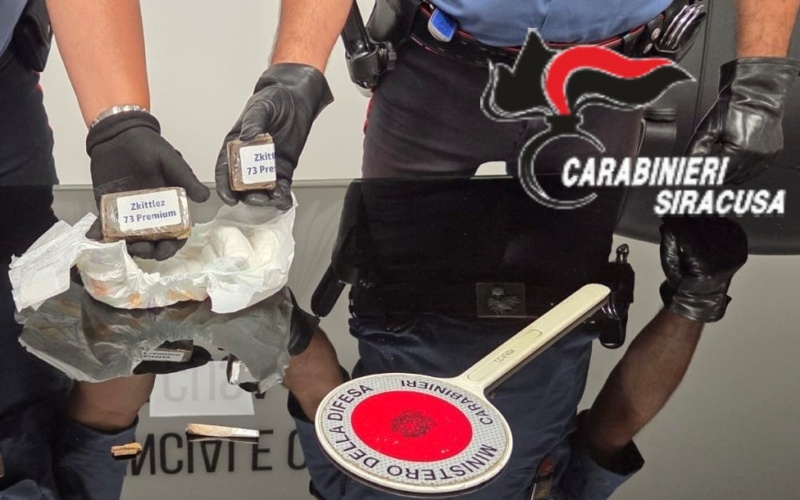 Siracusa – Tentano di disfarsi della droga deferiti.