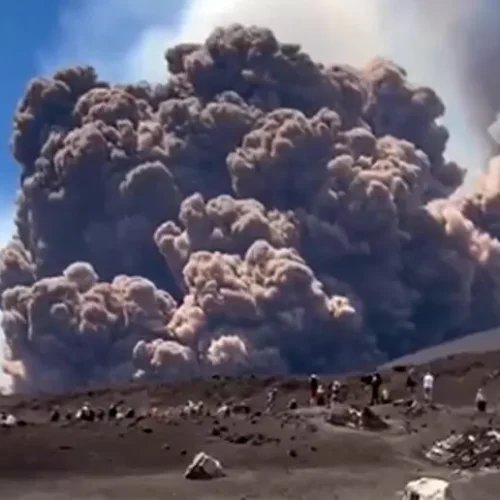 Etna, nuova eruzione nella notte: ripartono boati, tremore e cenere
