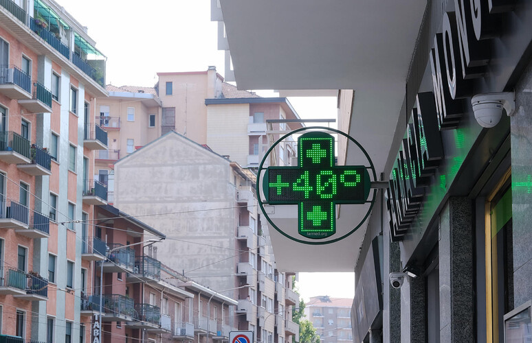 Caldo torrido record: arriva l’impennata, cerchio rosso su 13 città, verso i 40 gradi