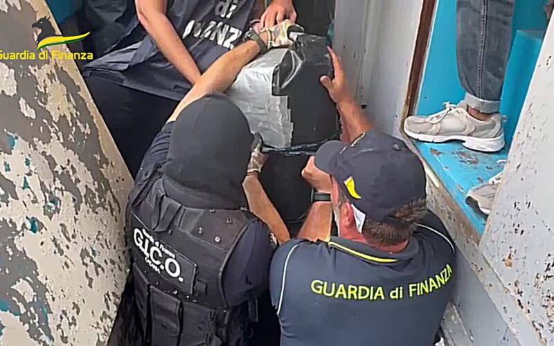 Droga sul motopesca, il pm: “Condannate i cinque marittimi”