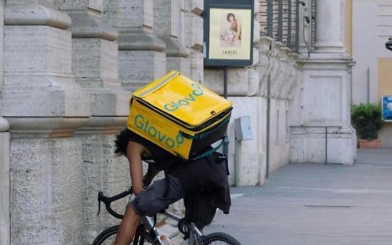 Sicilia – Giudice obbliga Glovo a trattativa su rischi caldo per rider