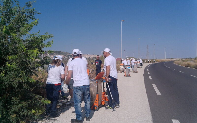 Melilli, ISAB in campo per ripulire il tratto Asse di Penetrazione Melilli