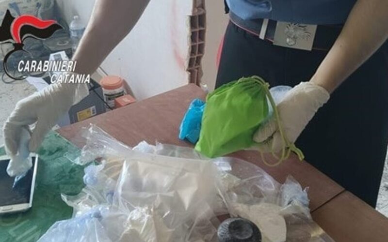 Catania, nascondeva mezzo chilo di cocaina  in casa, arrestato