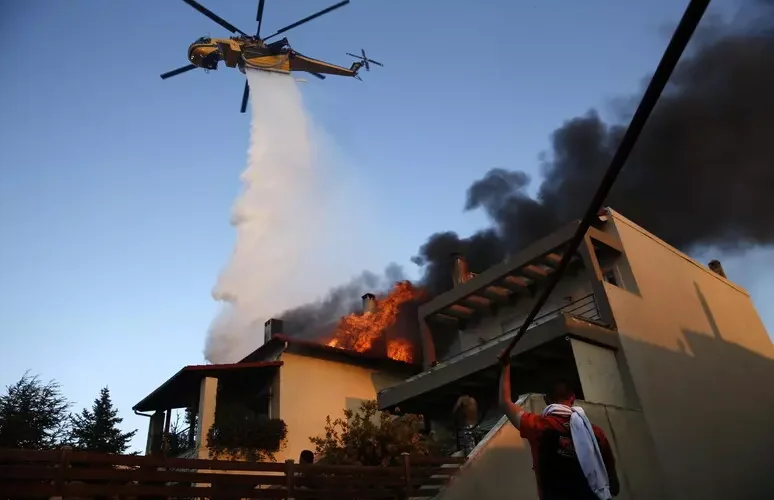 Incendi in Grecia, feriti 6 vigili del fuoco