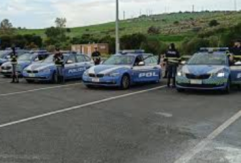 Siracusa, giro di vite della polizia stradale sull’uso dei telefonini  a bordo