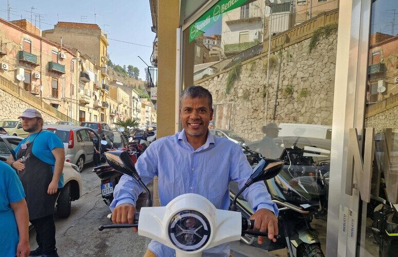 Caltanissetta – Gli rubano lo scooter, la città glielo ricompra