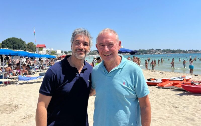 Il ministro Urso in spiaggia ad Avola: “Nuovi investimenti”